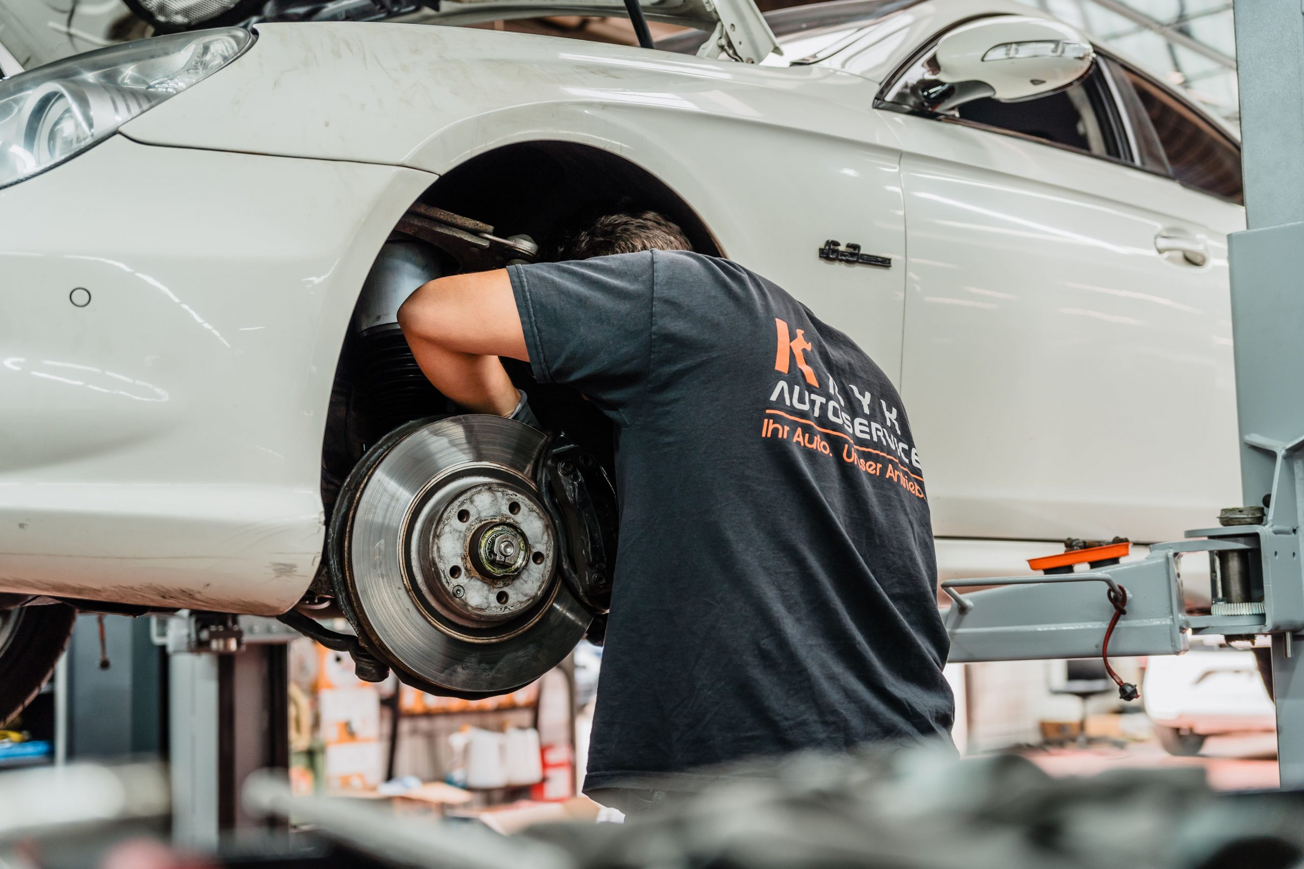 Bremsenwartung an einem Fahrzeug bei Kayki Autoservice in Hildesheim
