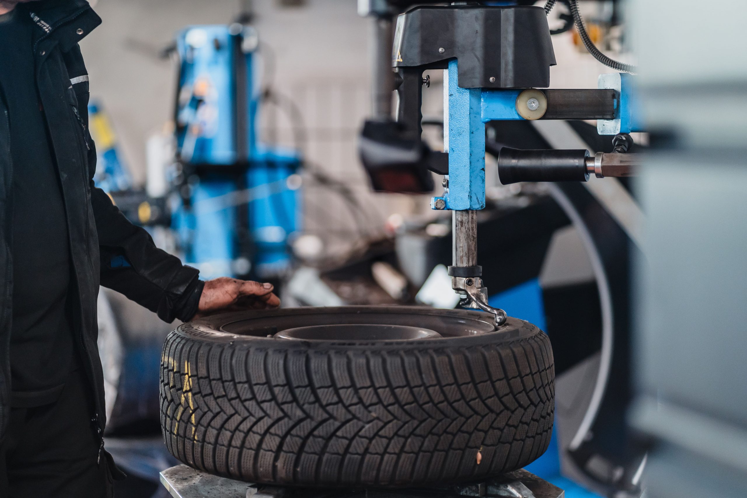 Reifenwechsel bei Kayki Autoservice in Hildesheim mit moderner Montagemaschine