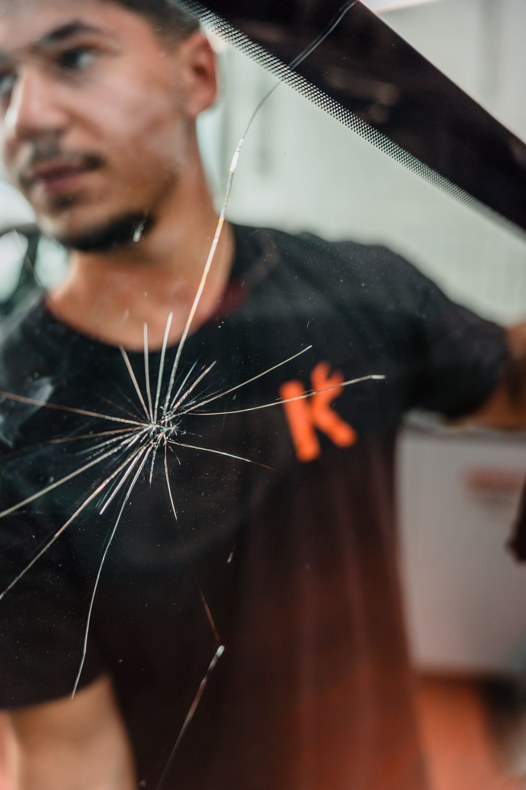 Mechaniker von Kayki Autoservice prüft einen Riss in der Windschutzscheibe in Hildesheim